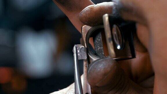一颗钻石在钻石加工中心由熟练工人打磨