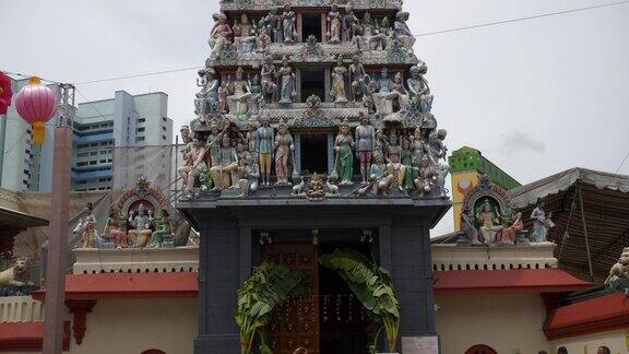 阴天新加坡城市著名的印度寺庙前门入口慢动作全景4k