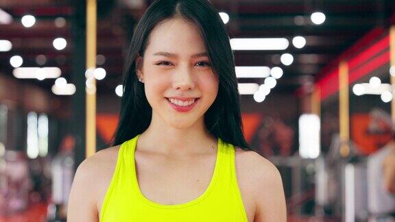 精力充沛的健身女运动员在健身房亚洲女运动员站在镜头前健身中心的美女美女和自信