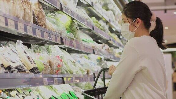 少女在超市买菜