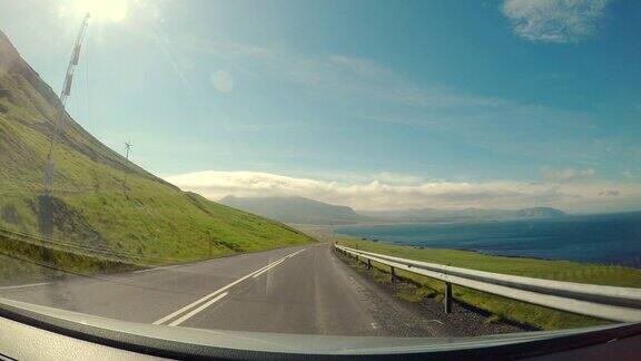 冰岛西部海岸路线的场景POV在冰岛的道路上驾驶汽车的观点从汽车前窗的观点假日公路旅行