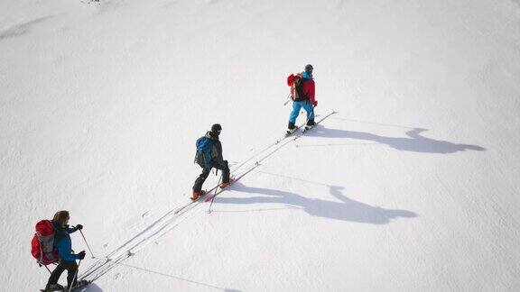 空中滑雪游客在阳光明媚的日子里滑过山谷
