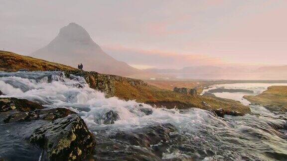 冰岛的Kirkjufell山和Kirkjufellsfoss瀑布