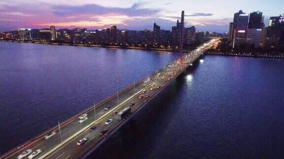 桥到城市与日落