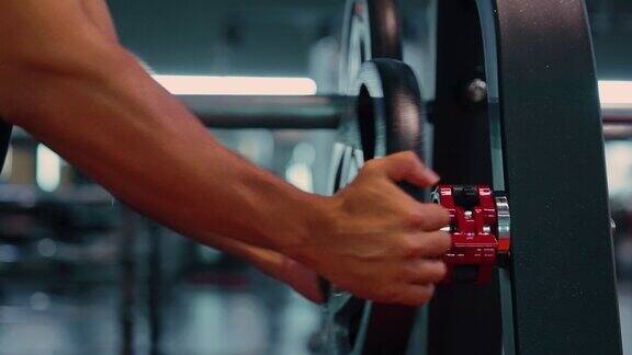 采购产品杠铃重量设备健身房杠铃男子在健身中心设置杠铃和额外的重量