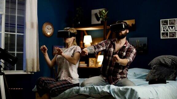 戴着VR眼镜的情侣在床上玩
