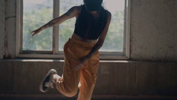 慢动作:舞蹈是我们的生活方式女嘻哈舞者在室内跳舞