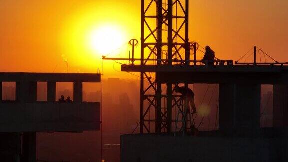 日落时摩天大楼建筑工地的鸟瞰图