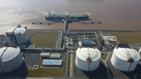 一艘停泊在码头上的液化天然气(LNG)油轮的实时鸟瞰图