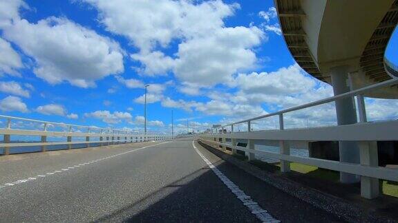 驾着云在桥上行驶