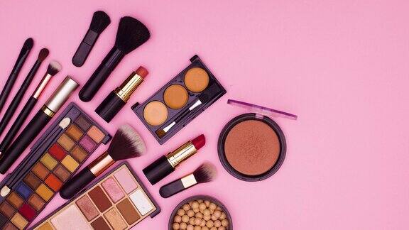 彩妆产品出现在粉色主题的左上角停止运动