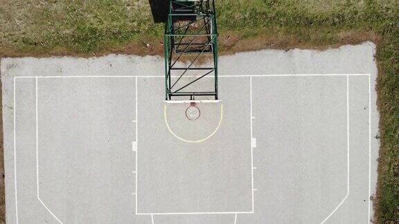 从上面看是篮球场空旷的篮球场