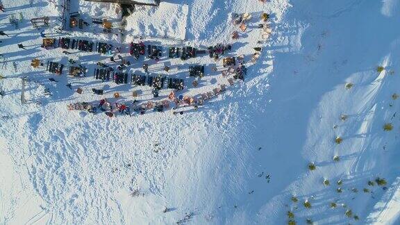 无人机拍摄的滑雪者和滑雪板切割粉状雪在4k帧60fps