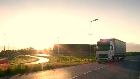 带拖车的半挂车在高速公路上转弯行驶卡车是白色和新的阳光在背景中闪耀