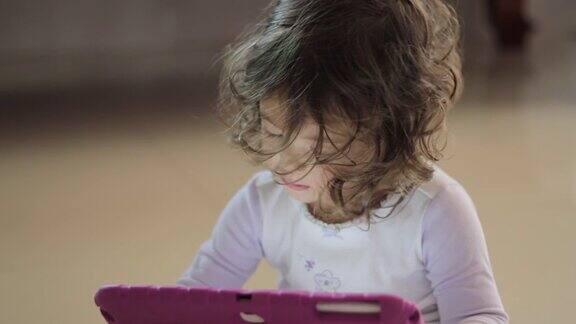小女孩在玩电子平板电脑