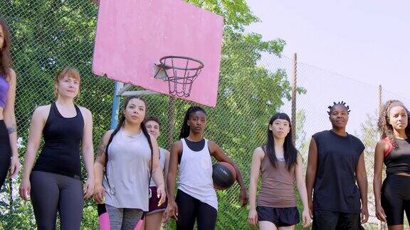自信的女子篮球队在球场上行走