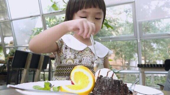小女孩在吃巧克力冰淇淋