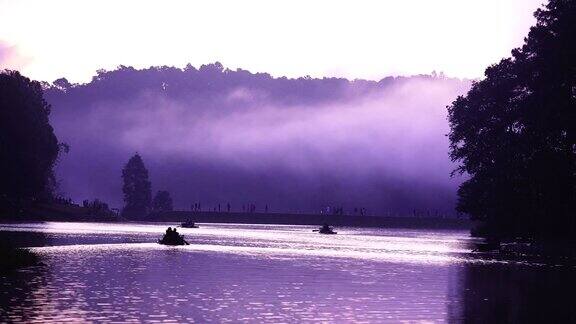 游客在雾中漂流在庞ungmahongson泰国