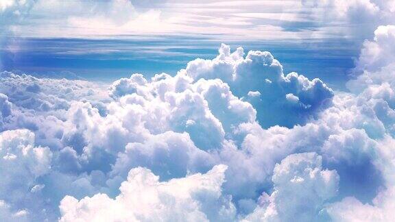 在天空的云朵间轻快地飞翔