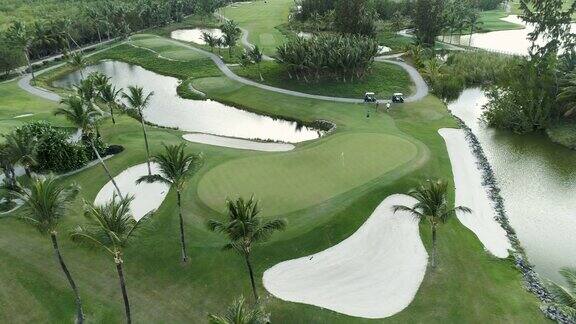高尔夫球场鸟瞰图蓬塔卡纳的高尔夫球场和棕榈树的美丽风景