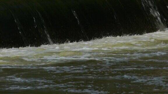 凯霍加河瀑布快速流动的特写