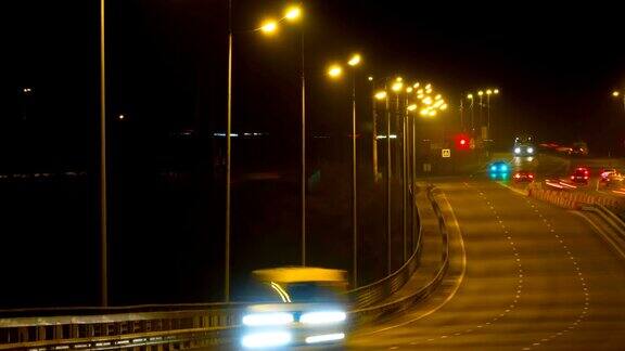 公路交通车辆在夜间时间流逝汽车在桥上行驶的晚上时间流逝4kUHD
