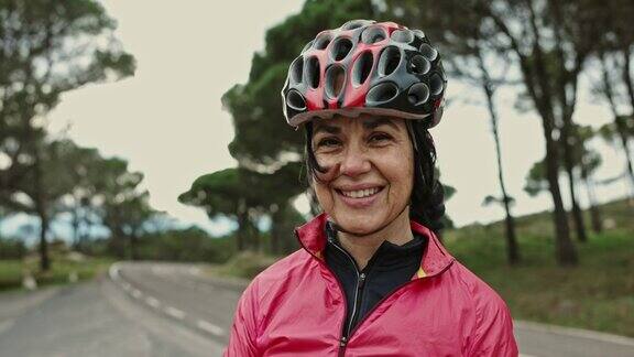 在训练中成熟的西班牙女性自行车手的肖像
