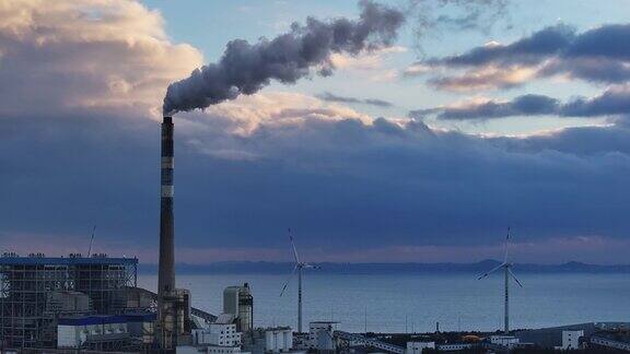 燃料发电厂的工业烟囱正在排放废气
