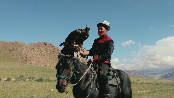 在吉尔吉斯斯坦的天山骑在马上的鹰猎人