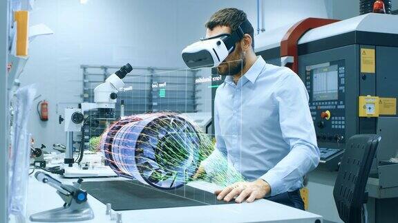 戴VR头盔的工厂总工程师在全息投影台上设计发动机涡轮虚拟混合现实应用的未来设计