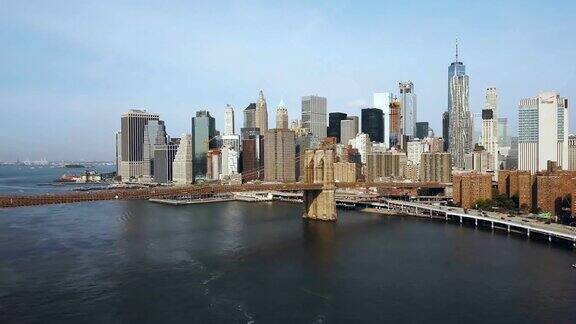 美国纽约市区鸟瞰图无人机飞过曼哈顿大桥和布鲁克林大桥加速