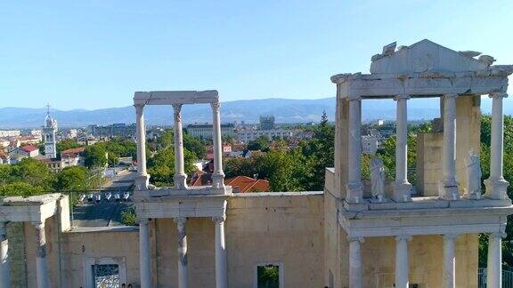 在保加利亚的普罗夫迪夫老城用无人机拍摄古罗马圆形剧场的柱子