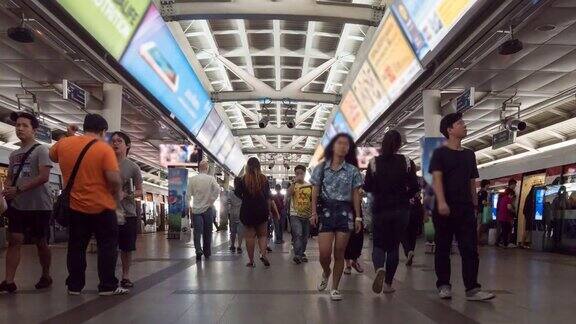 人们在曼谷地铁站旅行