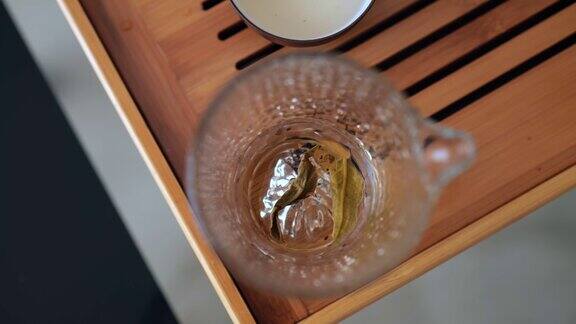 在玻璃器皿底部冲泡后的全茶叶从上面看