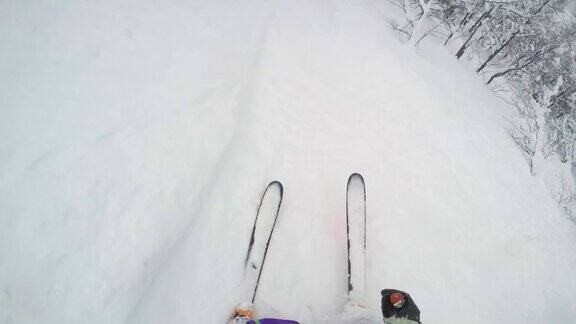 野外滑雪者从山坡上下来