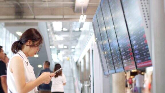 年轻女子在机场寻找飞行时间