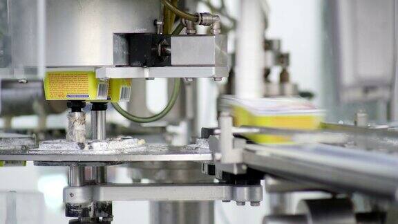 在一家公司的奶酪生产线上产品被填充和密封然后进入冷却机