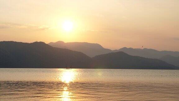 美丽的日出在山和湖