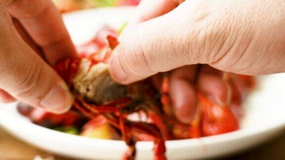 小龙虾红煮小龙虾在餐桌上的乡村风格龙虾特写