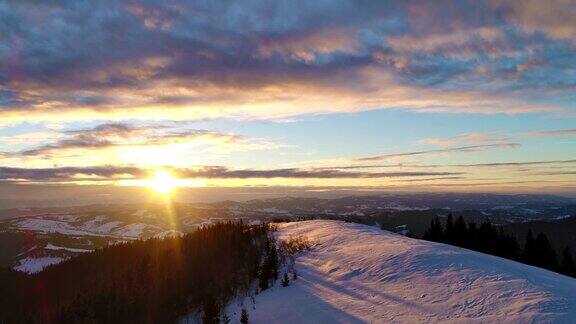 鸟瞰图在日落冬季山