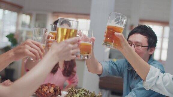 亚洲朋友享受啤酒在家里朋友用餐和聚会