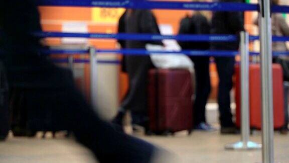 旅客在国际机场的离港候机楼排队办理检票手续机场乘客的行李和手推车实时