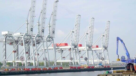 巨大的白色起重机正对着港口那里有大量的货物