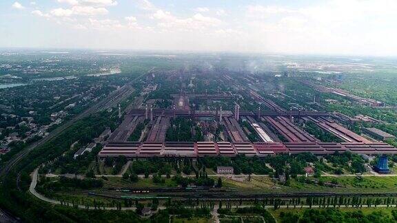 工业城市的鸟瞰图污染和烟雾