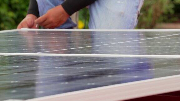 技术人员在屋顶上安装太阳能电池板