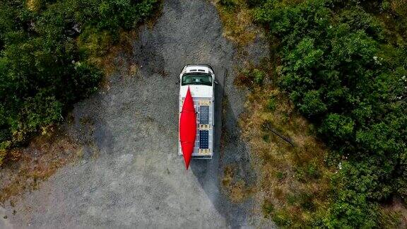 挪威乡村公路上露营车的鸟瞰图