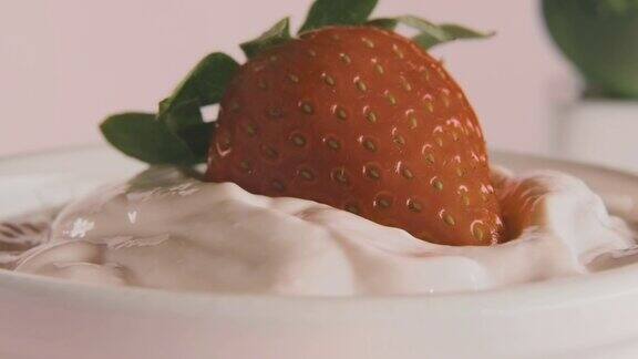 草莓掉进酸奶里