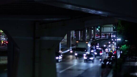 东京城市街道上的微型交通堵塞的夜晚时间推移