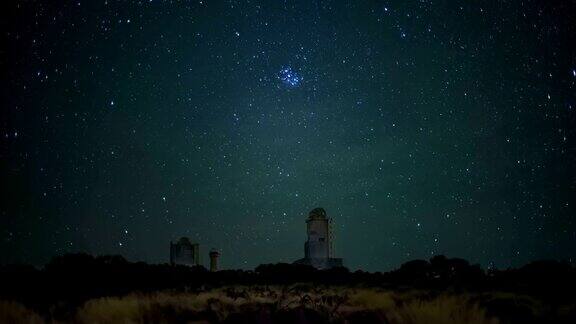 一颗真正的星落在天文观测站观测太空恒星