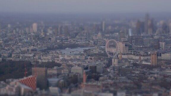 英国西伦敦泰晤士河和远处伦敦市中心日落时的鸟瞰图带有倾斜偏移微缩图像效果4k